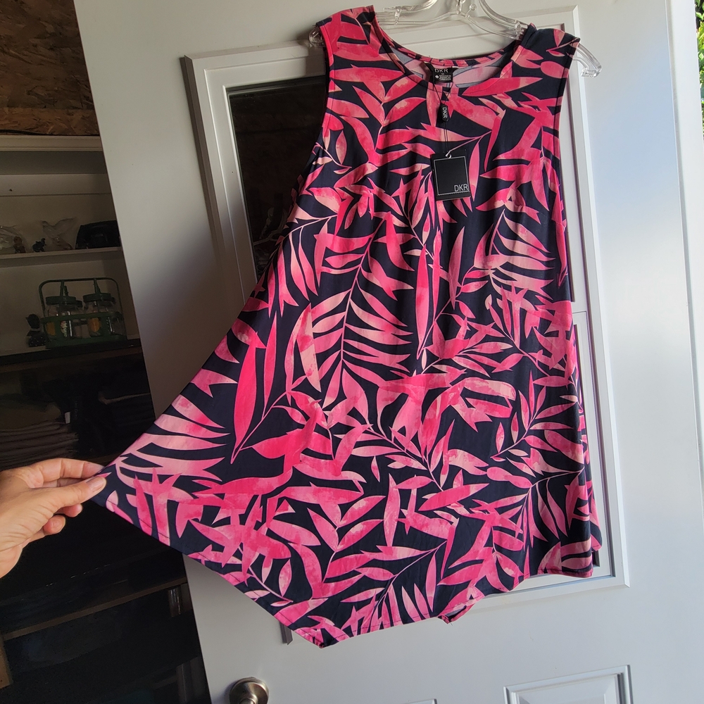 DKR  Sleeveless Long Top  Pink and Black Leaf Print  SIZE 1X